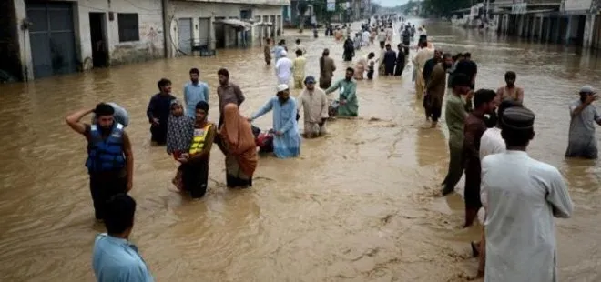 Pakistan’da can pazarı! Sel ve yıldırımlarda 43 kişi öldü