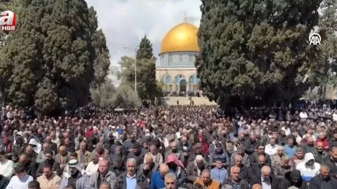 Mescid-i Aksa’da 120 bin Filistinli saf tuttu! Ramazan ayının 2. cuma namazını eda ettiler