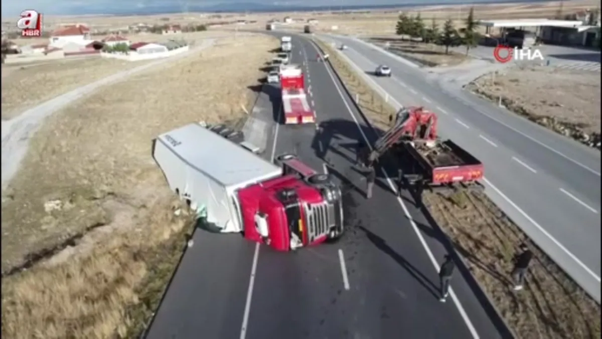 Afyonkarahisar'da meyve yüklü tır devrildi