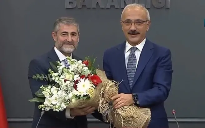 Hazine ve Maliye Bakanlığı'nda devir teslim! Yeni Bakan Nureddin Nebati görevi Lütfi Elvan'dan devraldı - AHaber Video İzle