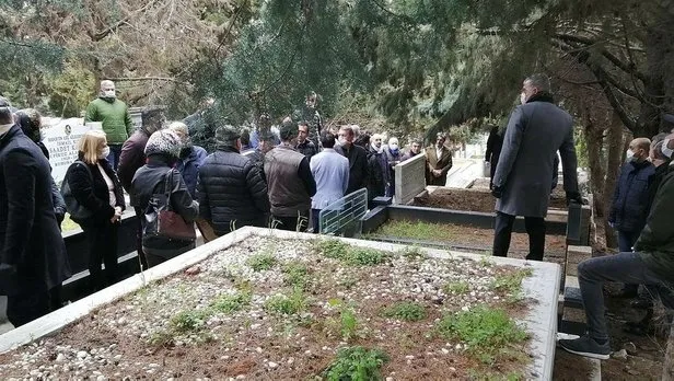 Koronadan öldüğü iddia edilen eczacı İhsan Giray toprağa verildi! Dikkat çeken görüntü