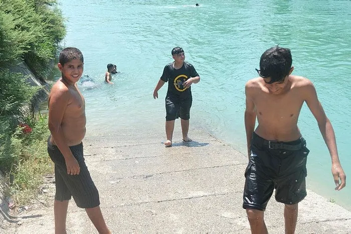 1720351789751.jpeg Adana'da sıcaklar bunalttı! Çocuklar sulama kanallarına atladı - 1
