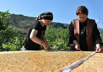 Gümüşhane'de kazanlar pestil için kaynıyor