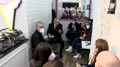 Başkan Recep Tayyip Erdoğan dondurmacıya uğradı: Vatandaşlara dondurma ısmarlayıp sohbet etti