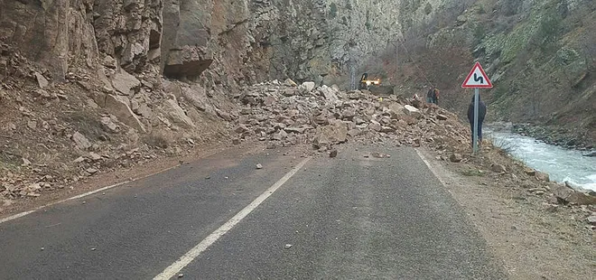 Artvin-Ardanuç-Şavşat kara yolunda heyelan paniği