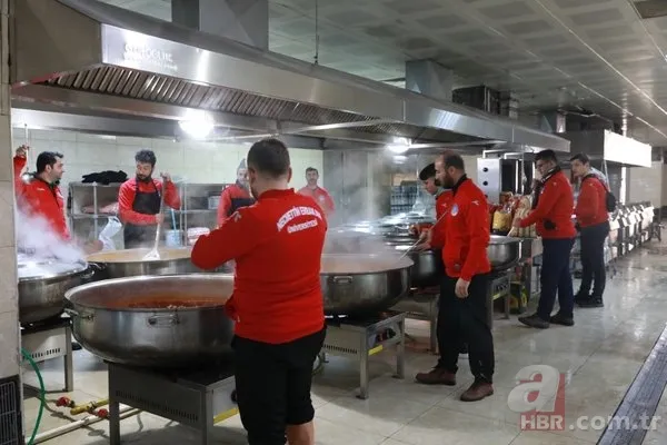 Ünlü şefler depremzedeler için seferber oldu! Şef Danilo Zanna kazanın başına geçti 2