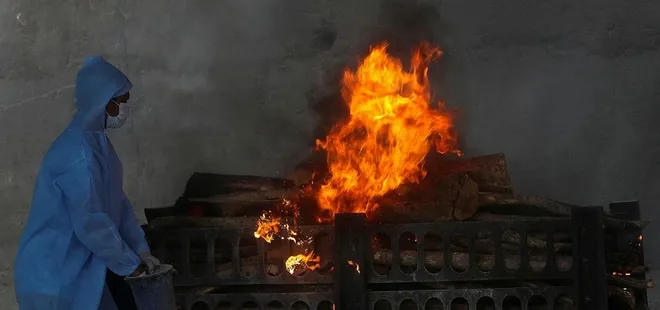 Hindistan’da sağlık sistemi çöktü! 24 saat insan yakıyorlar