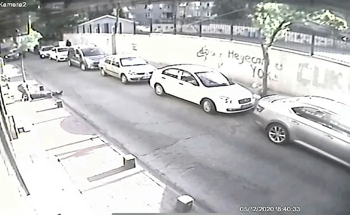 İstanbul’da silahlı saldırı kamerada! Yaralı genç sürünerek kaçmaya çalıştı - 5
