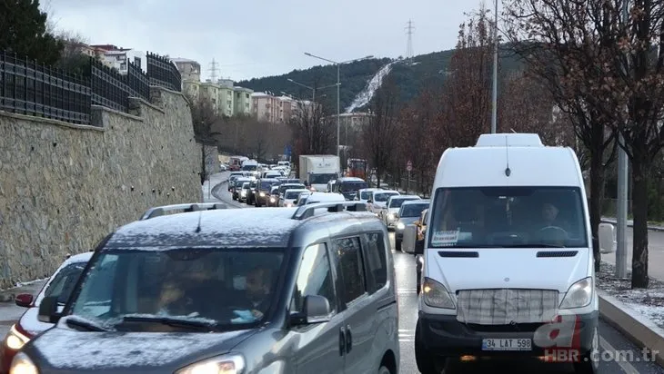 İstanbul’da İETT klasiği! Yolda kaldı, trafiği felç etti, vatandaşlar dondu