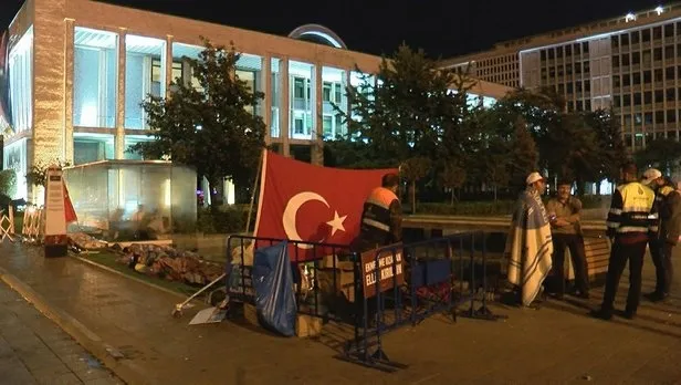İmamoğlu'nun mesajla işten çıkardıığı işçilerin İBB önündeki nöbeti 13. gününde - 2