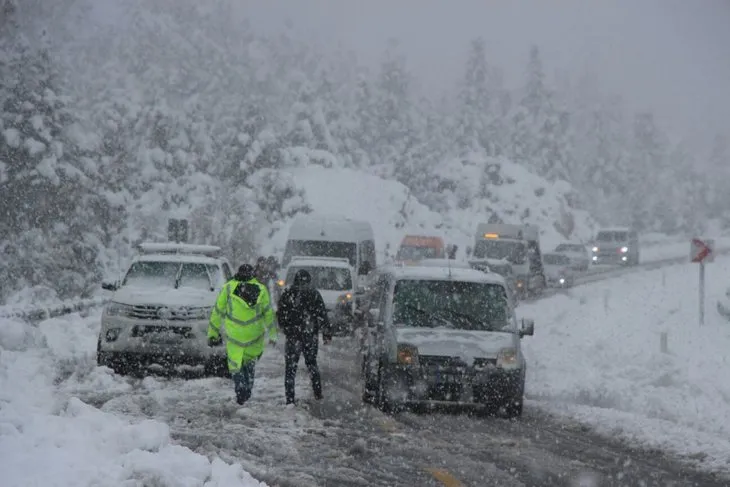 Antalya-Konya yolu yoğun kar yağışı nedeniyle kapandı