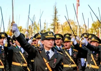 Kılıçlı korsan yemin töreni için teğmenlerin savunması istendi
