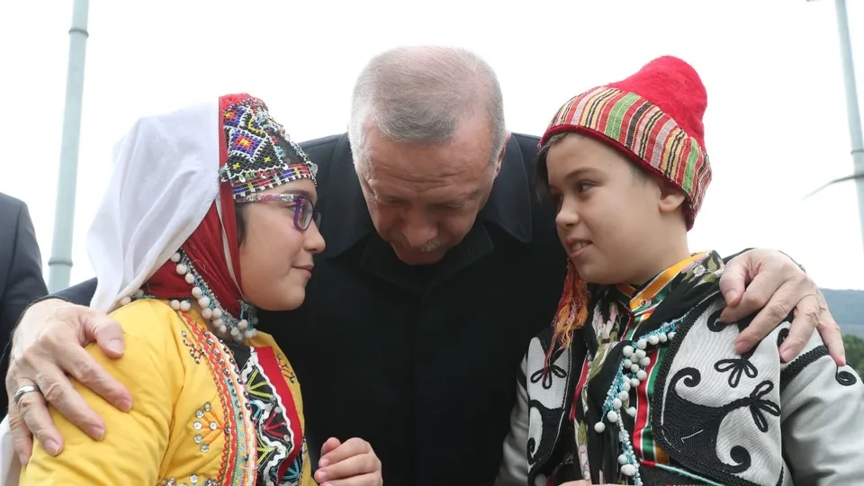 Başkan Erdoğan'a Bursa'da sevgi seli! O çocuğu alnından öptü