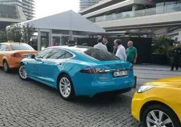 Uber'e karşı Tesla marka turkuaz taksi