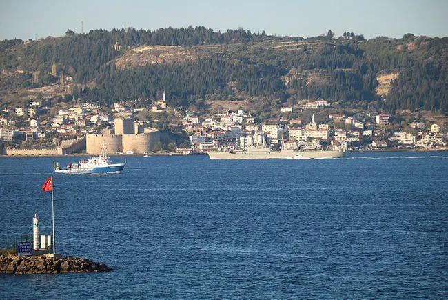 Yunan savaş gemisi Türk bayrağı açmadan Çanakkale Boğazı’ndan geçti - 3