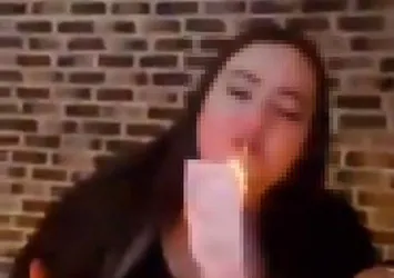 Skandal görüntüler! TL'yi ateşe verip sigara yaktılar!