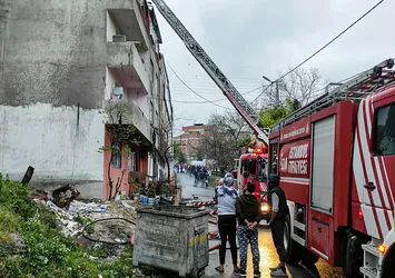Avcılar'da 3 katlı apartmanda yangın