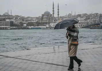 Meteoroloji ve Valilik peş peşe uyarmıştı! İstanbul'da gök gürültülü sağanak...