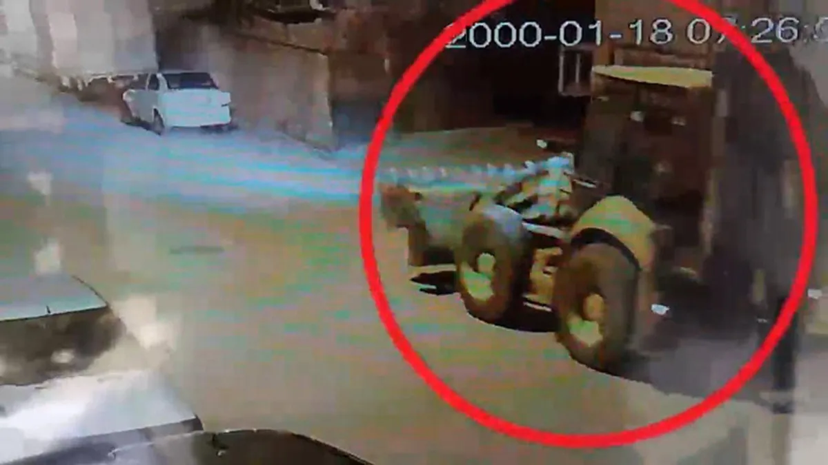Konya'da akılalmaz hırsızlık: Cami önündeki heykel kaidesini kepçeyle çaldılar