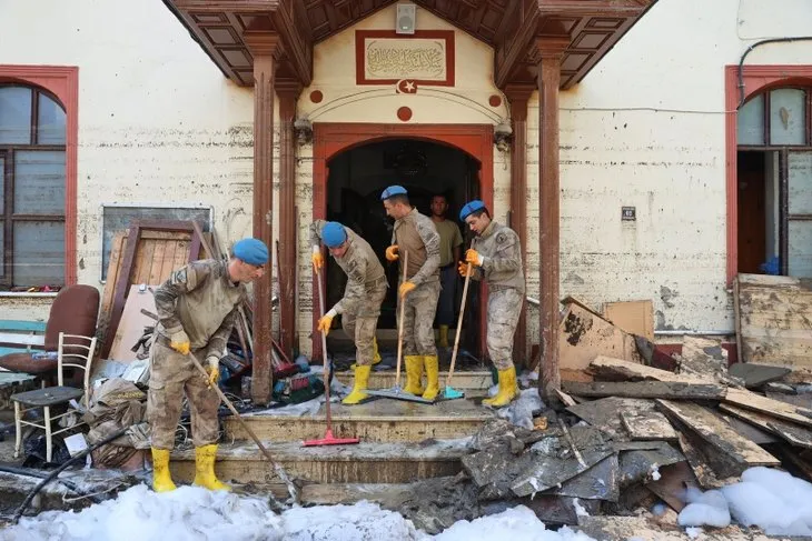 Komandolar selden etkilenen camiyi pırıl pırıl yaptılar