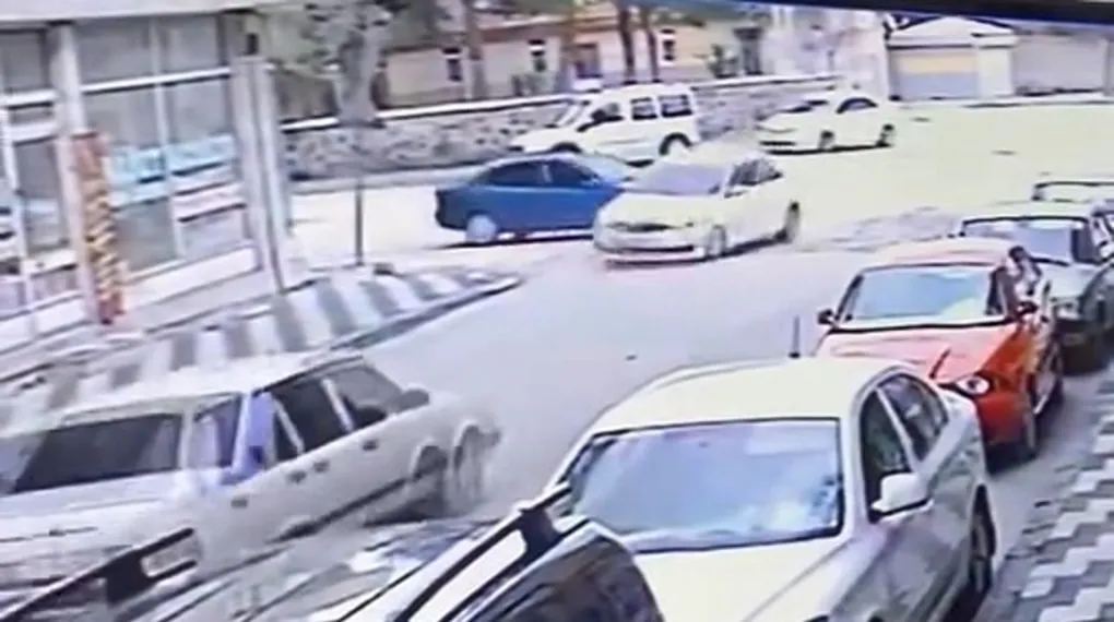 Elazığ'da iki aracın çarpışma anı kamerada