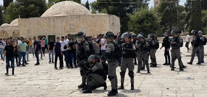 İsrail polisi Cuma namazı sonrası Mescid-i Aksa’da cemaate ses bombalarıyla saldırdı! Türkiye’den sert tepki