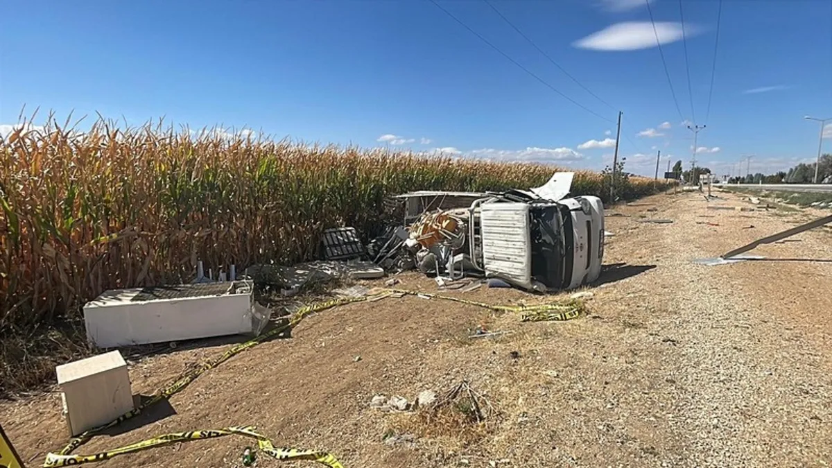 Karaman'da eşya yüklü kamyonet devrildi: 2 yaralı