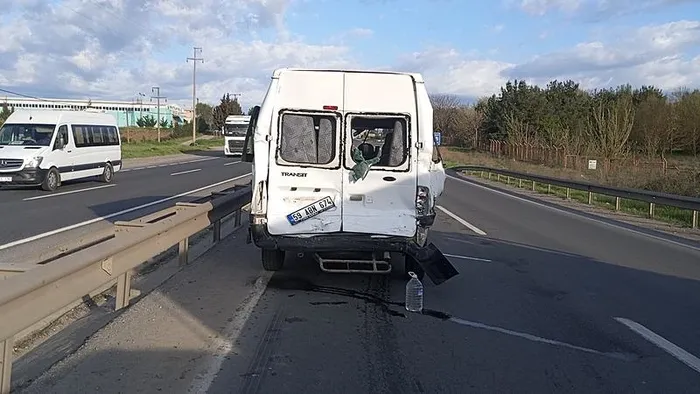1712129403877.jpeg Tekirdağ'da servis minibüsü ile askeri personel aracı çarpıştı: 16 yaralı - 1