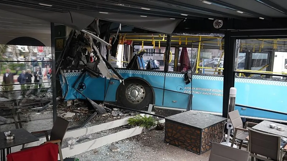 Önce park halindeki araçlara çarptı ardından kafeye daldı! Yer: Antalya