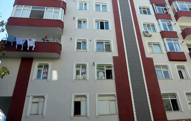 Şiddetli deprem sonrası Avcılar'da 3 bloktan oluşan bina için tahliye kararı - 1