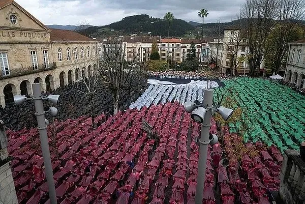 1937’de bombalanan Guernica kasabasında binlerce kişi Filistin için tek yürek! Dünya ve tarih, yeni bir Guernica’yı kabul etmemeli