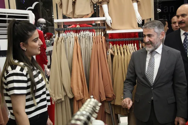 bakan-nebati-esnaf-ziyaretinde-mujdeledi-rahatlayacaginiz-paket-yolda-1665264824479.jpg Bakan Nebati esnaf ziyaretinde müjdeledi: Rahatlayacağınız paket yolda - 1