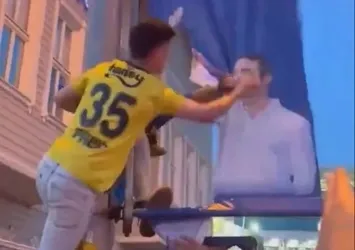 Galatasaray'dan olay göndermeler! Fenerbahçeli taraftarlar isyan etti: Ali Koç pankartını yırttılar