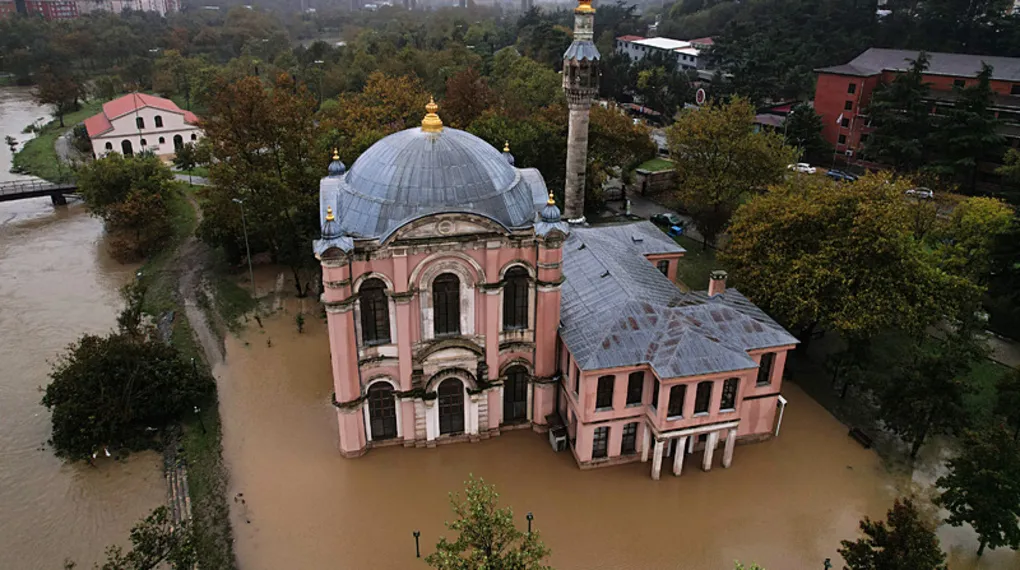 İstanbul’daki sel tarihi Sadabad Camii’ni de vurdu