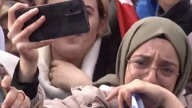 Erzurum'da Başkan Erdoğan'ı gören genç gözyaşlarını tutamadı! Başkan Erdoğan: Ne olur ağlama! Bizi de ağlatacaksın