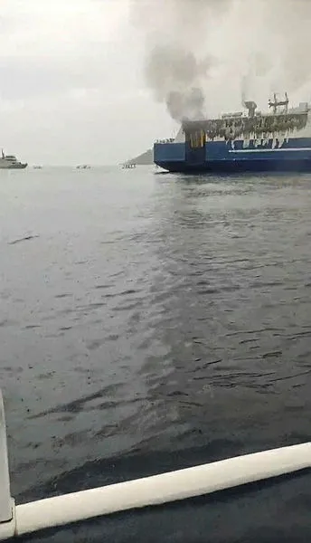 son-dakika-endonezyada-271-kisiyi-tasiyan-mutiara-timur-i-adli-yolcu-feribotu-alev-aldi-1668609495357.jpg Son dakika: Endonezya'da 271 kişiyi taşıyan "Mutiara Timur I" adlı yolcu feribotu alev aldı - 3