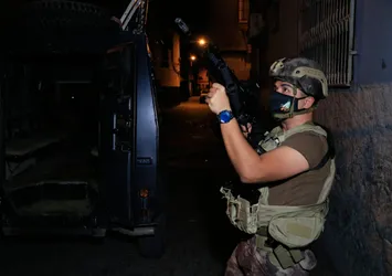 Adana'da zehir tacirlerine şafak operasyonu