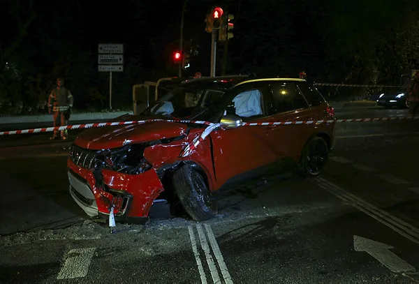 Sarıyer'de otomobille çarpışan minibüs devrildi: 2 yaralı - 2