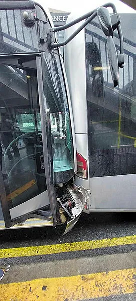 son-dakika-kucukcekmecede-iki-metrobus-carpisti-1696153398599.jpg Son dakika: Küçükçekmece'de iki metrobüs çarpıştı - 2