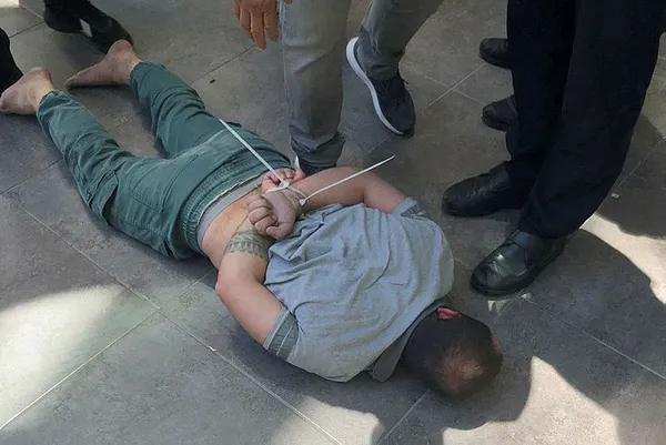 son-dakika-izmirdeki-isvec-fahri-konsoloslugunda-silahli-saldiri-bir-kisi-gozaltinda-1690907727516.jpg Son dakika: İzmir'deki İsveç Fahri Konsolosluğu'nda silahlı saldırı! Bir kişi gözaltında - 2