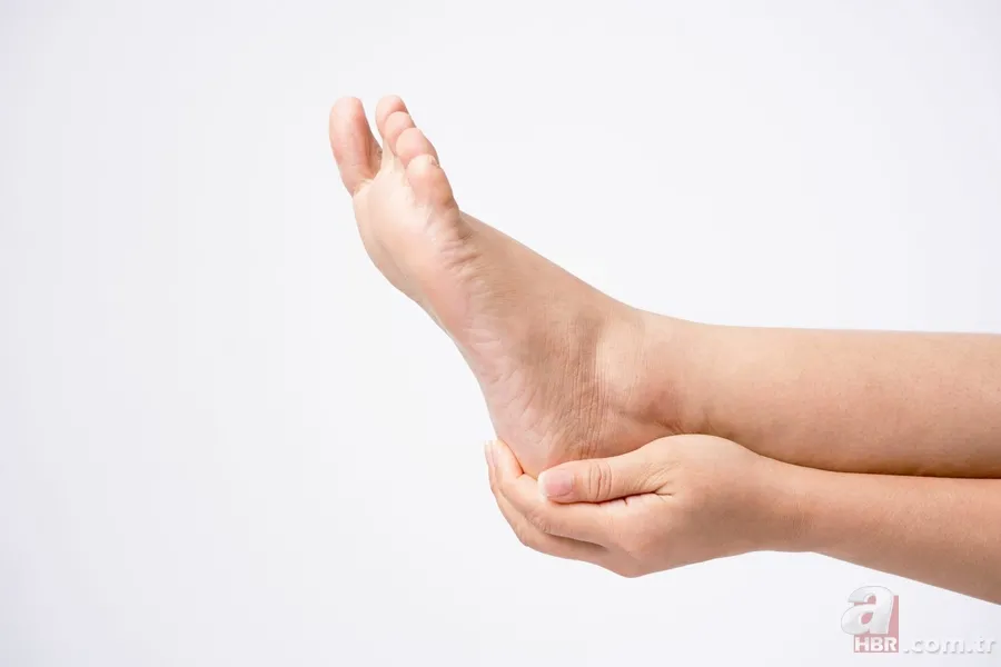 Topuklarınızdaki çatlakları geçirecek yöntem! Bir haftada 1-2 kere yapmanız yeterli: Lokum gibi olacak! 3