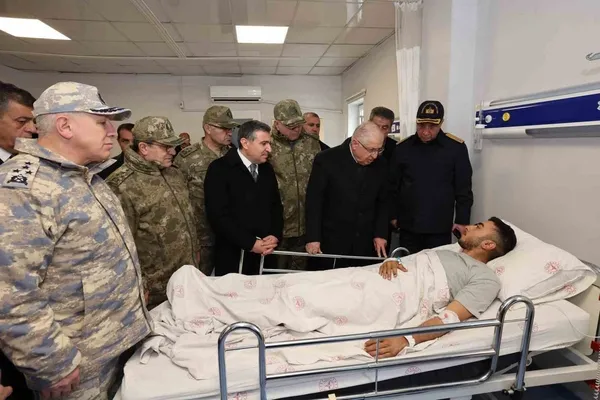 Yaralı askerden ziyarete gelen Bakan Güler'e anlamlı sözler: Güçlüyüz, her zaman hazırız komutanım - 1