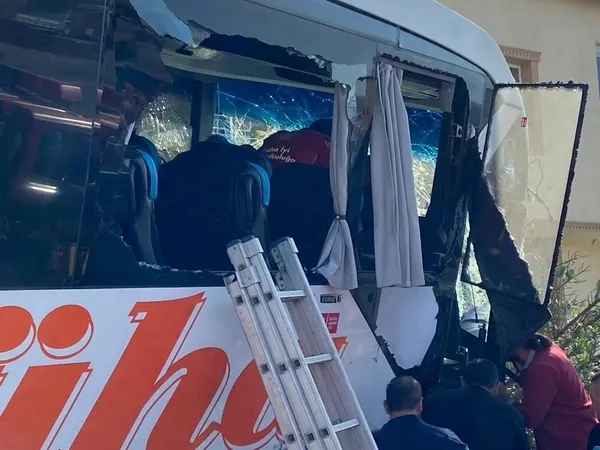 son-dakika-kamyonetle-yolcu-otobusu-carpisti-1-olu-cok-sayida-yarali-1636363793064.jpg Son dakika: Kayseri'de kamyonetle yolcu otobüsü çarpıştı: 1 ölü çok sayıda yaralı - 4