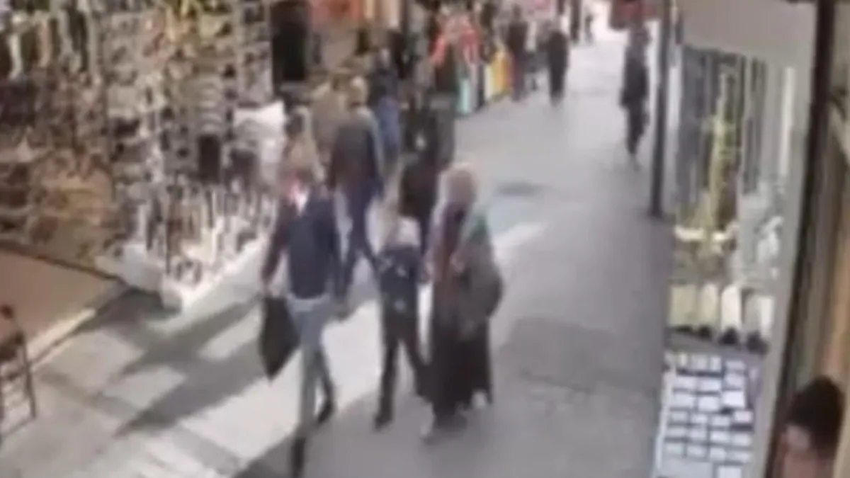 İzmir'de pes dedirten anlar! Çelme takıp hakaret etti esnaftan dayağı yedi