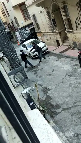 İstanbul’da dehşet anları! Tartıştığı kişiyi boğazından bıçaklayıp kaçtı - 1
