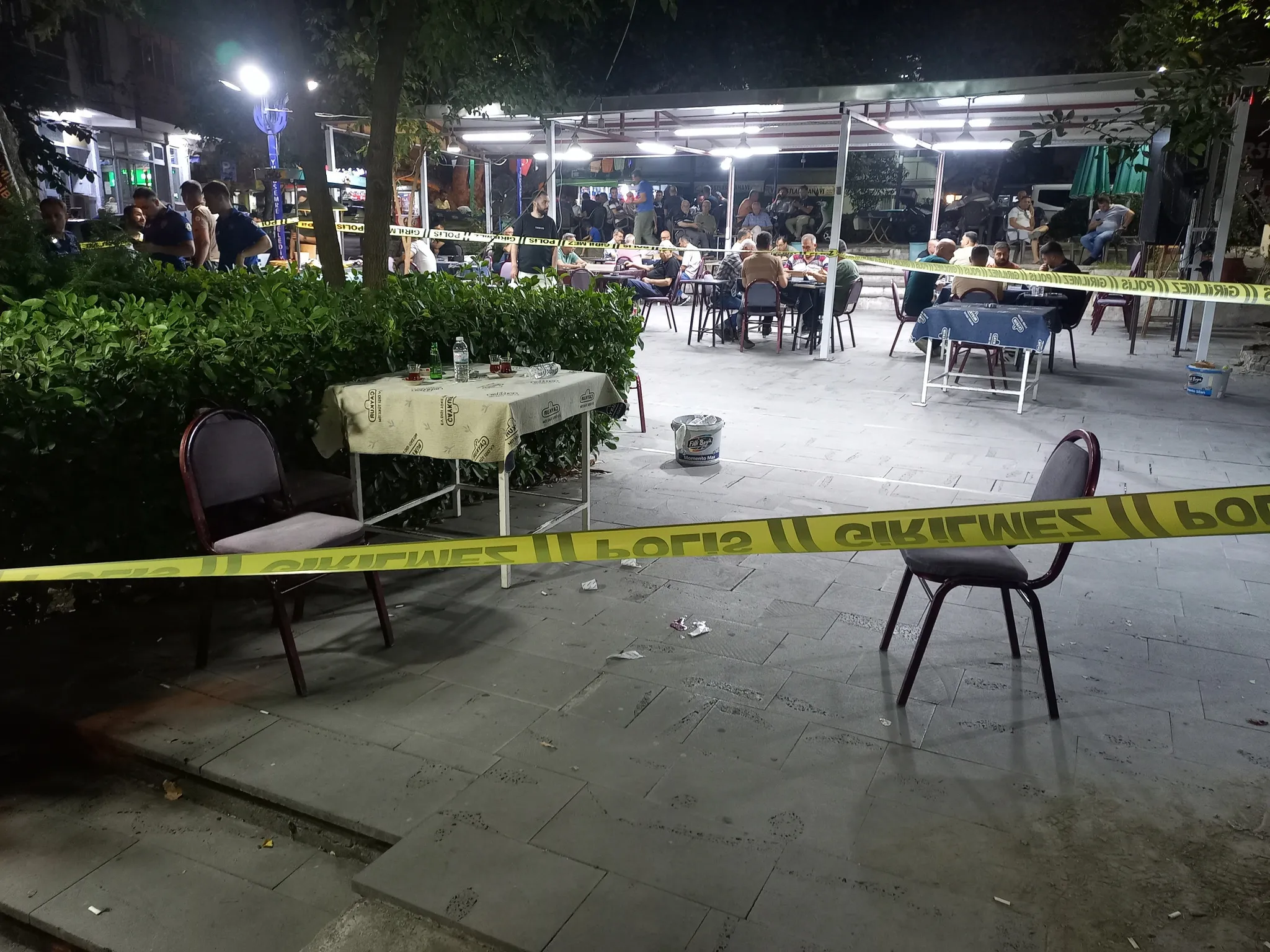 Manisa'da çay bahçesinde kanlı husumet dehşeti! Ateş açtığı hasmı kaçtı, masum müşteriyi vurdu