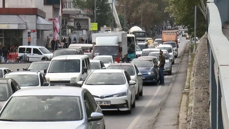 İstanbul’da poşet içine doldurduğu uçucu maddeyi çeken kişiler trafikte korku saçıyorlar