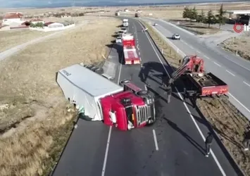 Afyonkarahisar'da meyve yüklü tır devrildi