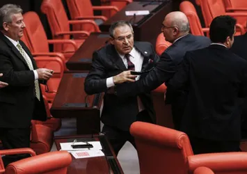 Meclis'te 'Kürtçe' konuşma gerginliği