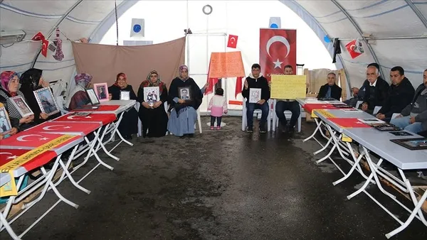 hdp-diyarbakir-il-binasi-muhurlendi-kandile-cikan-kapi-1664988839524.jpg HDP Diyarbakır il binası mühürlendi! Kandil'e çıkan kapı... - 7